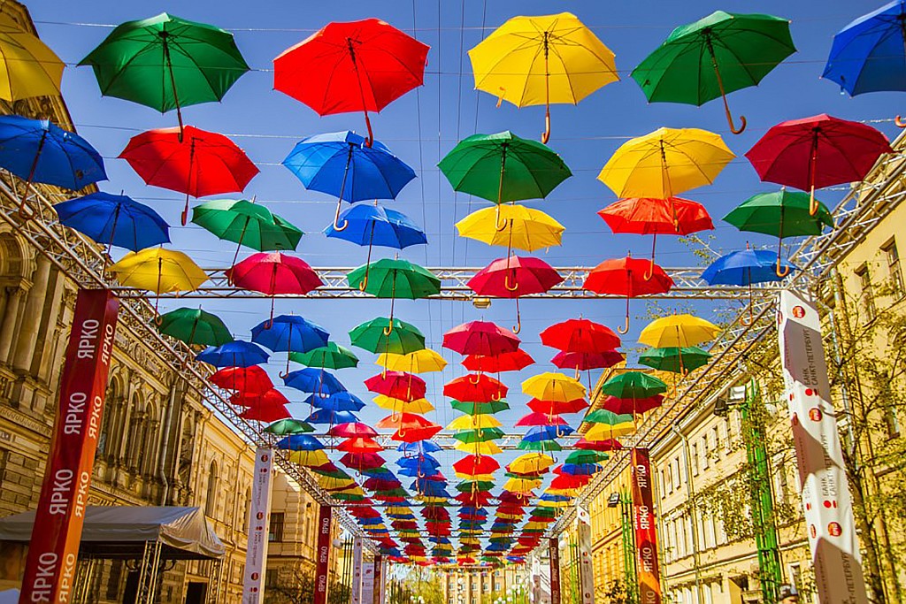 Аллея парящих зонтиков в Санкт-Петербурге 2018